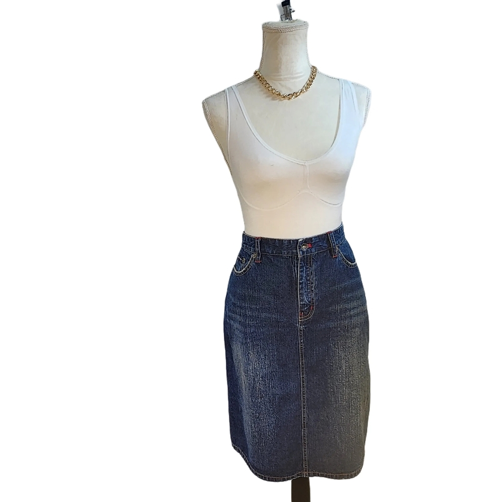 DKNY. Y2K, Knee length Jean Skirt w/ back slit. Size: 8